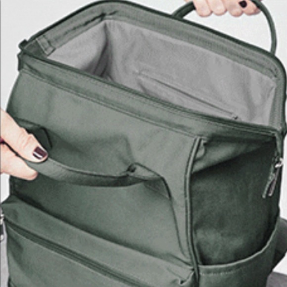 Two ways to carry backpack. - Picture 3 of 8